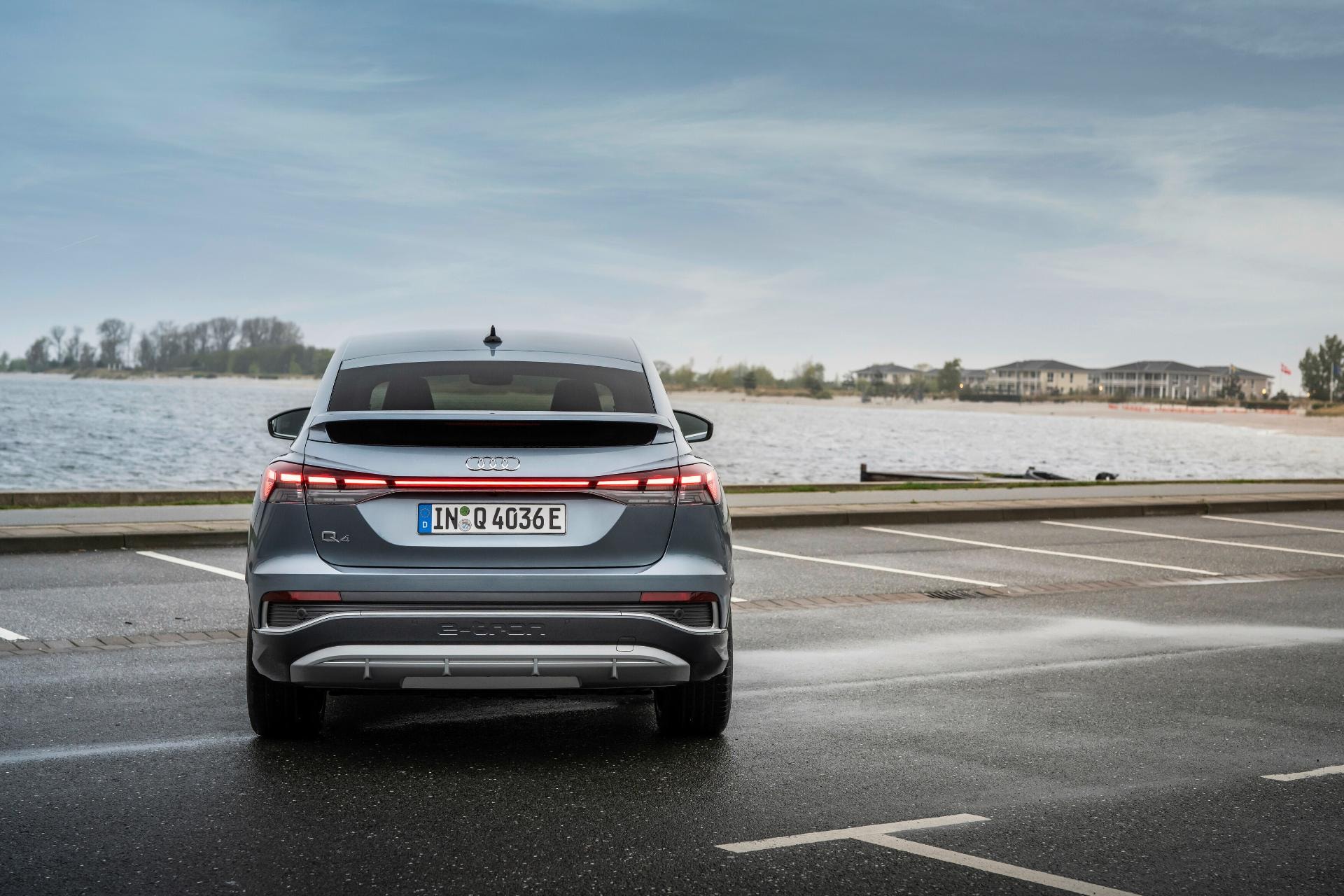 Vista trasera del Audi Q4 eléctrico destacando las luces y diseño de carrocería.