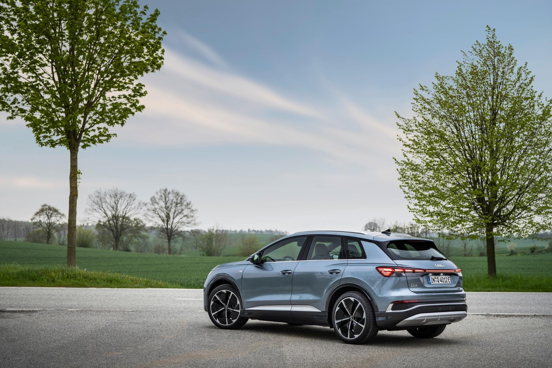 Audi Q4 en movimiento mostrando su perfil y zaga elegantes.