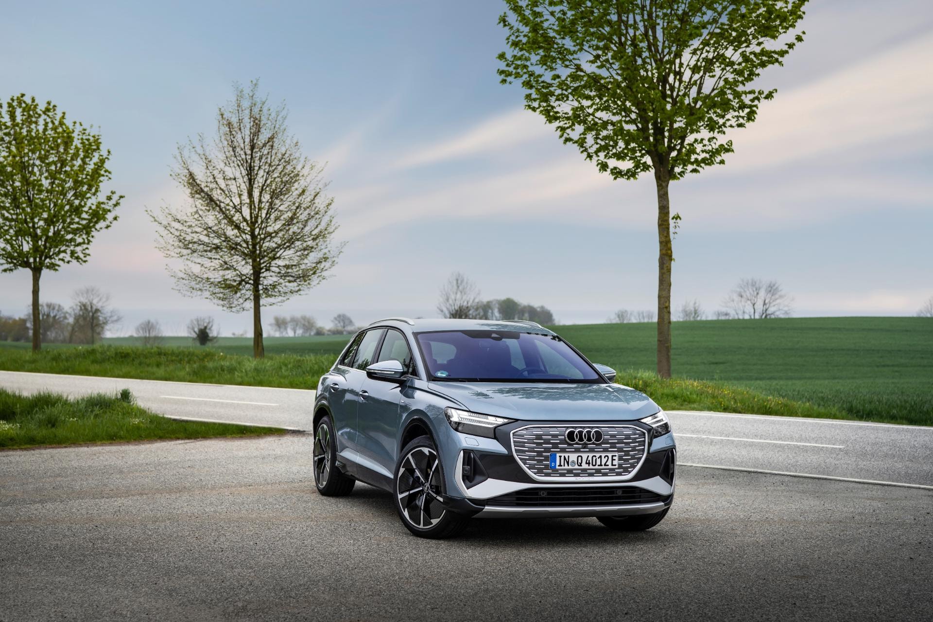 Perspectiva en tres cuartos rezuma sofisticación y diseño avanzado del Audi Q4.