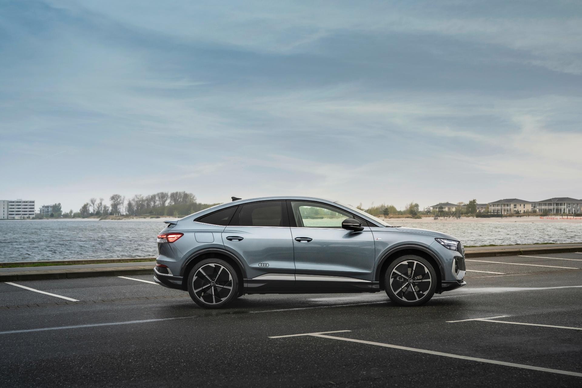 Vista lateral del Audi Q4 resaltando sus líneas distintivas.