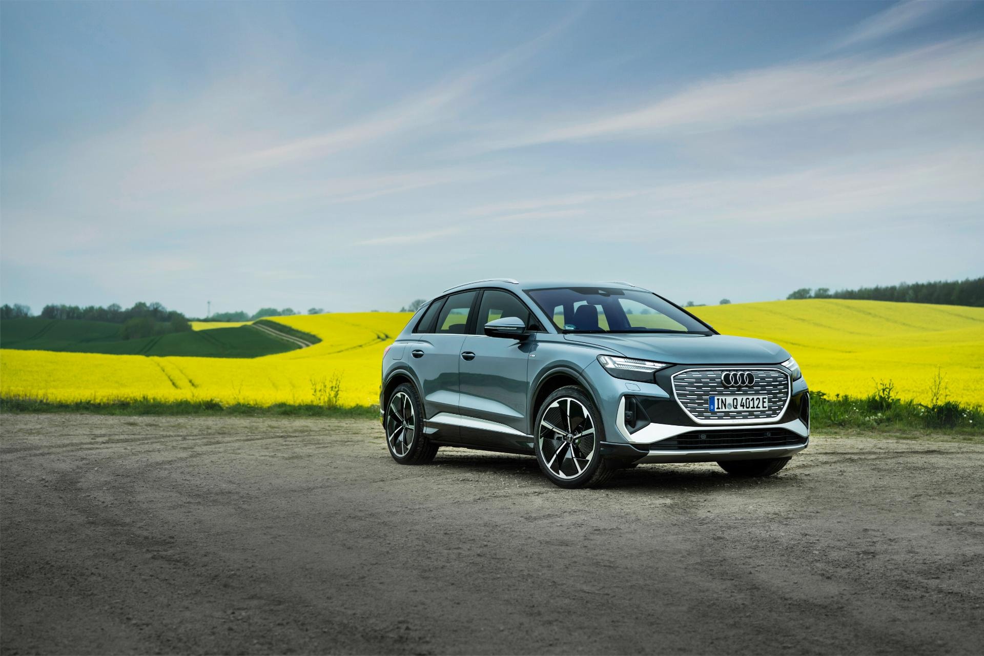 La elegancia del Audi Q4 eléctrico resalta en un entorno rural con molinos eólicos