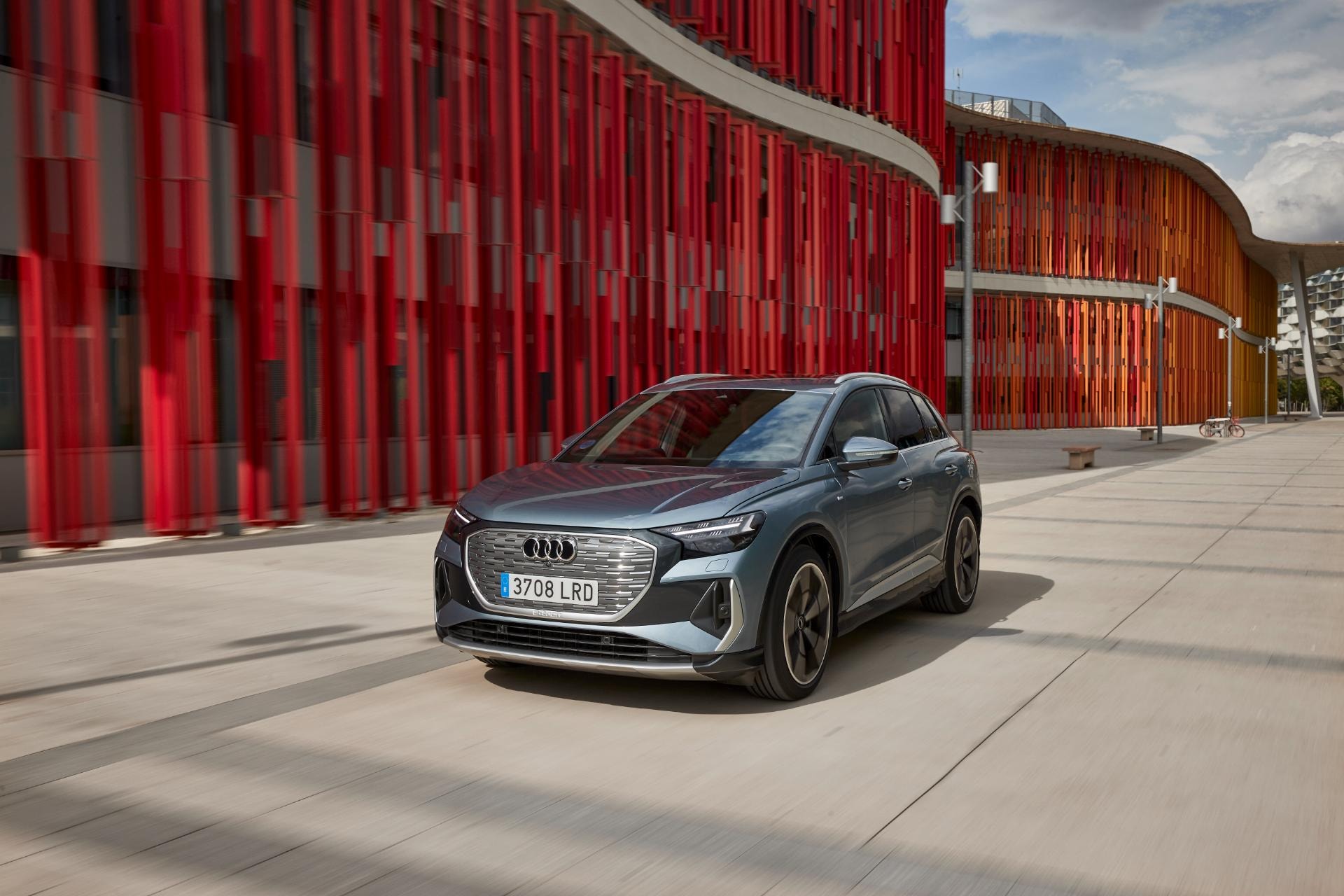 El Audi Q4 muestra su carácter firme y estilizado desde una perspectiva trasera.