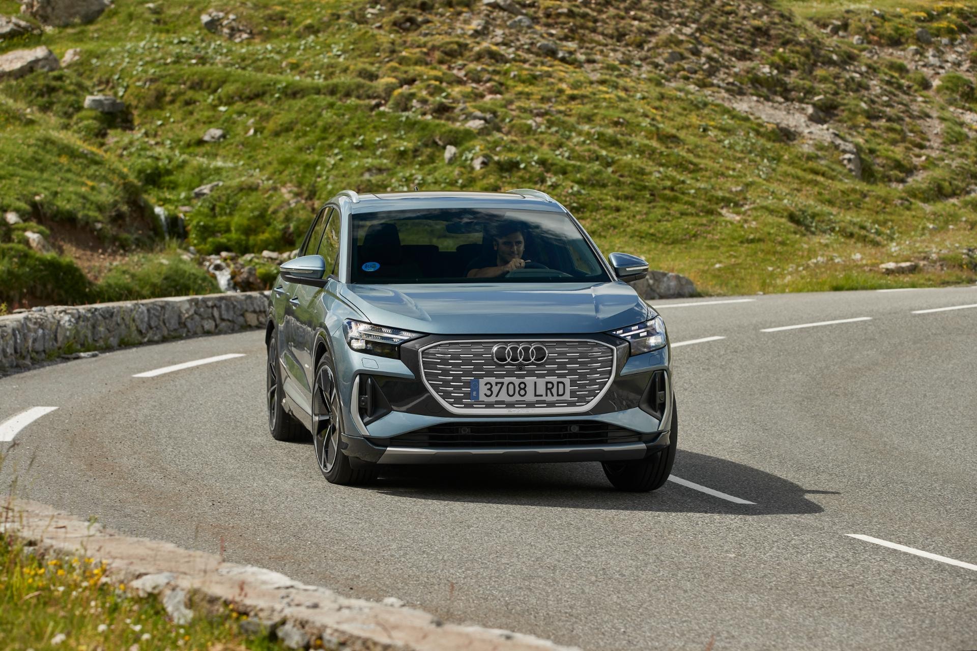 El Audi Q4 eléctrico dominando la carretera con su parrilla distintiva.