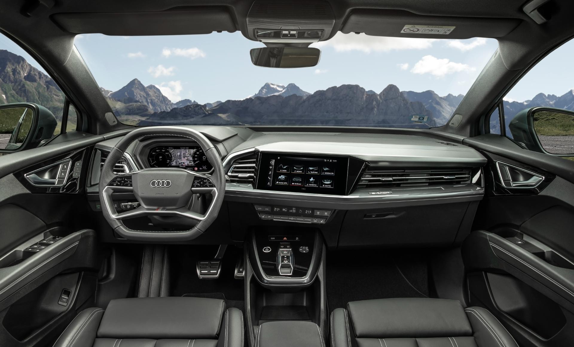 Cabina del Audi Q4 eléctrico mostrando su instrumentación futurista y ergonómica