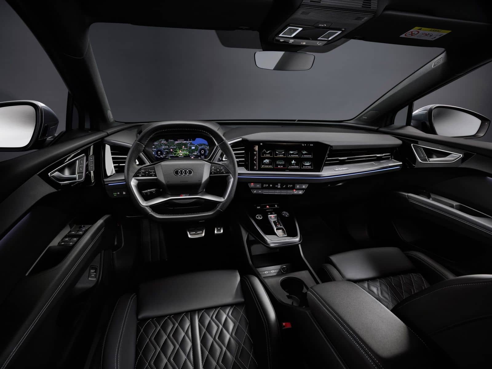 Vista del cockpit del Audi Q4 e-tron, resaltando su avanzada instrumentación digital.