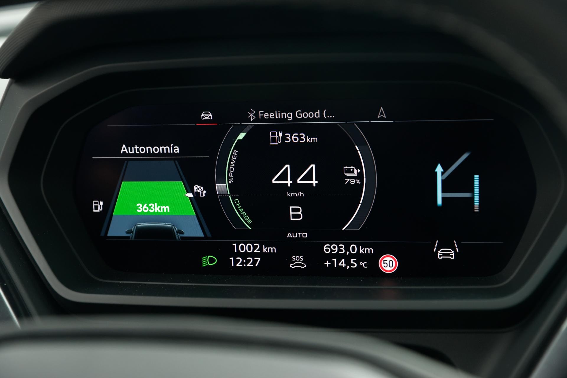 Vista del cuadro de instrumentos digital del Audi Q4 con datos de autonomía.