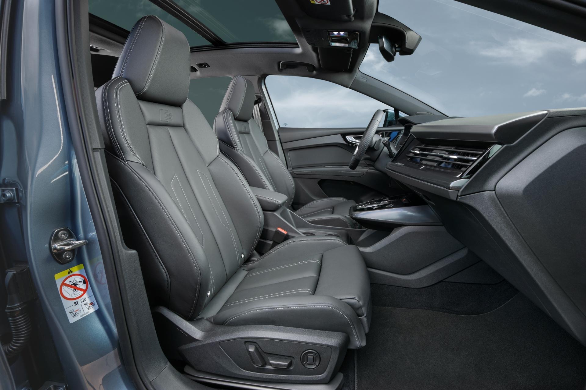 Interior del Audi Q4 eléctrico con asientos de cuero y detalles refinados