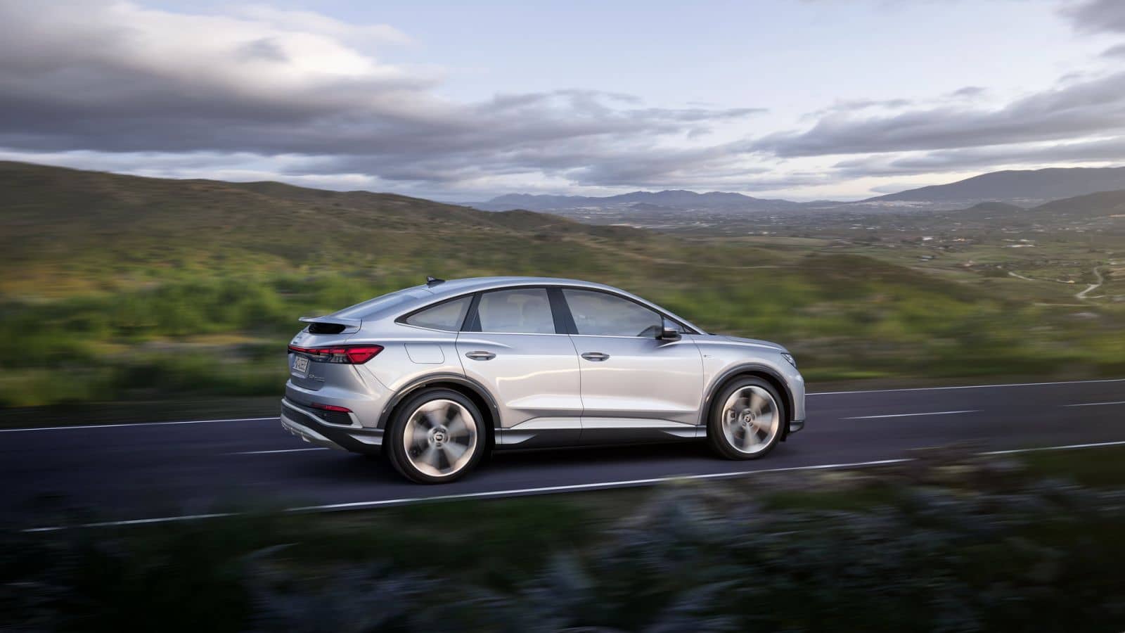 Perfil lateral del Audi Q4 Sportback eléctrico, destacando su diseño aerodinámico.