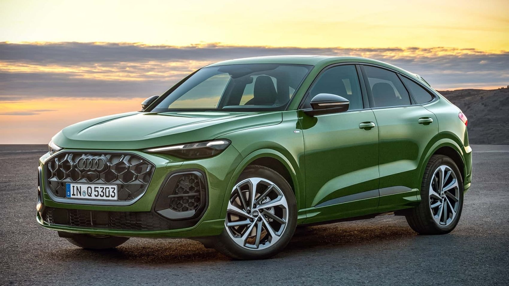 Vista lateral y frontal del Audi Q5 Sportback 2023 en un entorno natural.