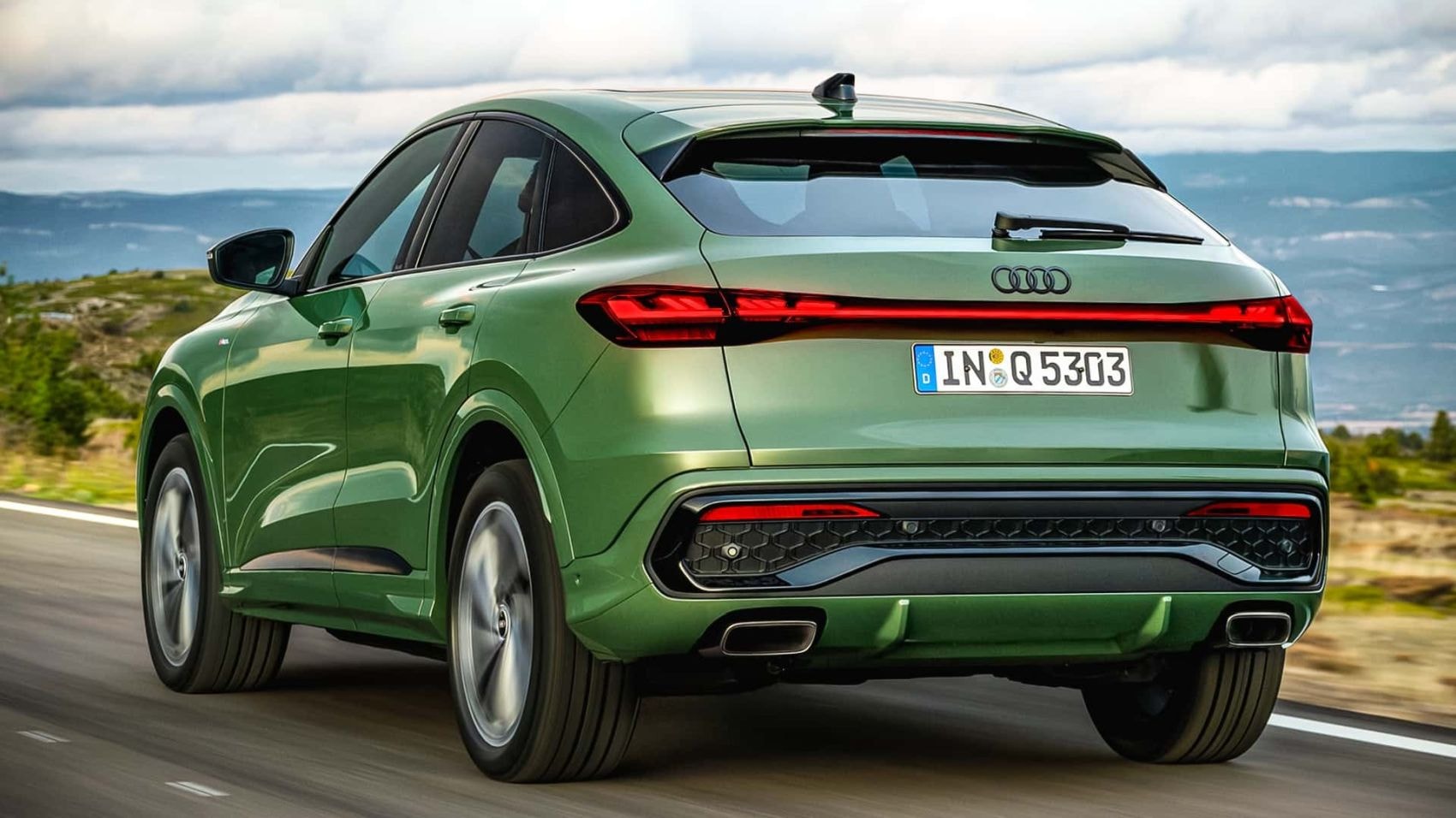 Vista delantera del Audi Q5 Sportback en movimiento, muestra su diseño dinámico.