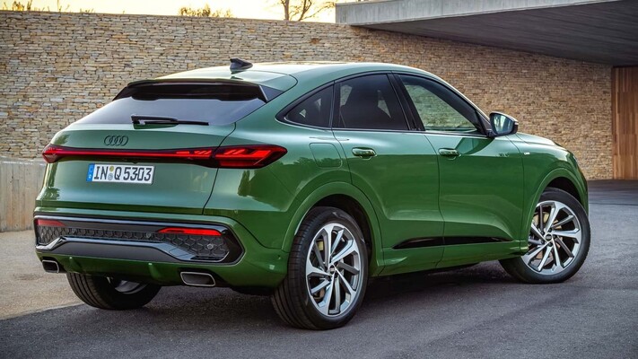 Audi Q5 Sportback en movimiento, mostrando su parte trasera en el paisaje. Audi Q5 Sportback en movimiento, mostrando su parte trasera en el paisaje.