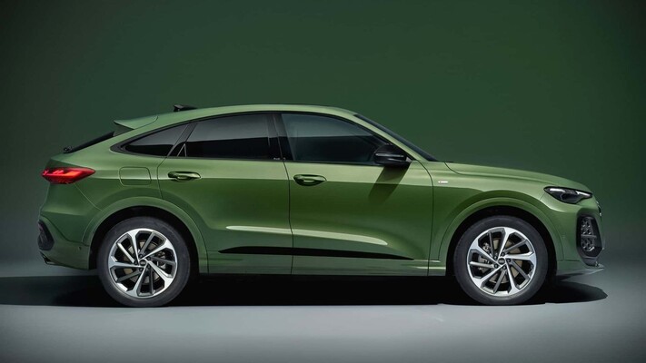 Perfil del Audi Q5 Sportback, resaltando su diseño distintivo y aerodinámico. Perfil del Audi Q5 Sportback, resaltando su diseño distintivo y aerodinámico.