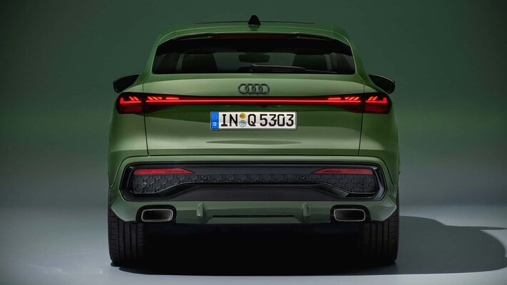 Perfil del Audi Q5 Sportback sobre fondo verde, reflejando sobriedad. Perfil del Audi Q5 Sportback sobre fondo verde, reflejando sobriedad.
