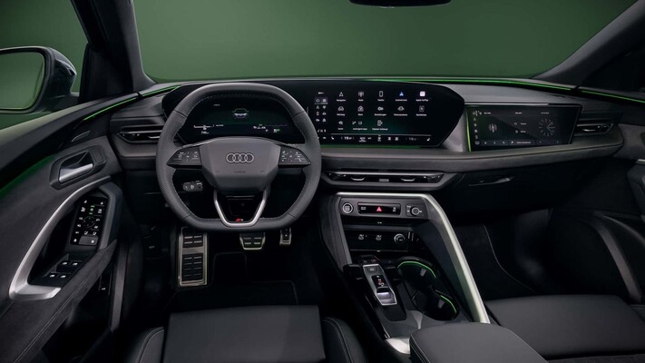 Vista trasera del Audi Q5 Sportback, con enfoque en su moderno diseño. Vista trasera del Audi Q5 Sportback, con enfoque en su moderno diseño.