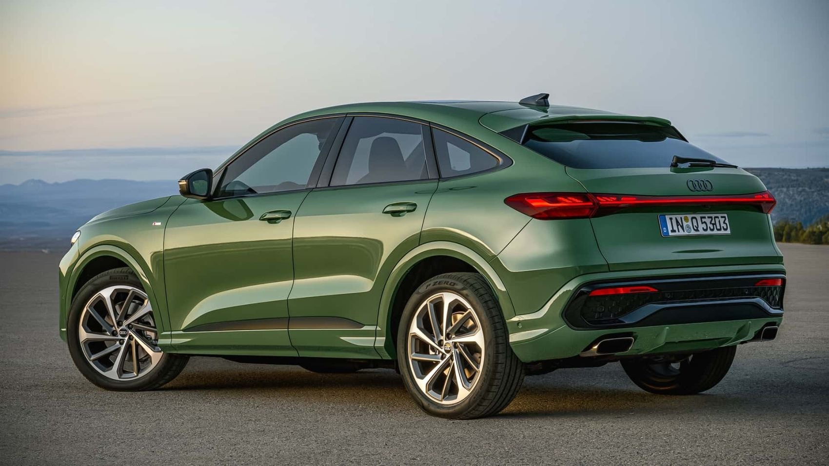 Vista lateral y trasera del Audi Q5 Sportback, elegante y aerodinámico.