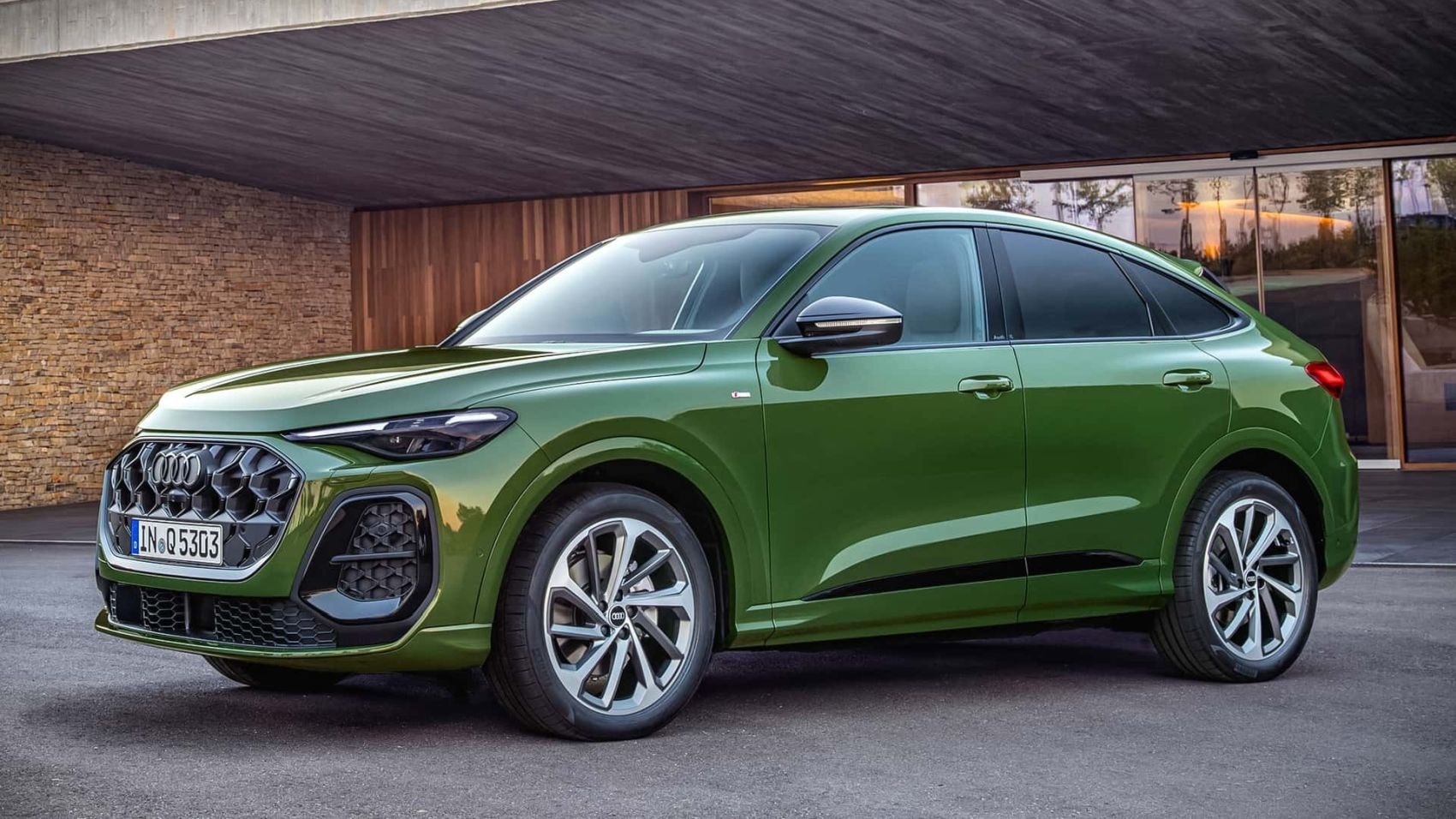 Perspectiva trasera del Audi Q5 Sportback, destacando sus líneas elegantes.