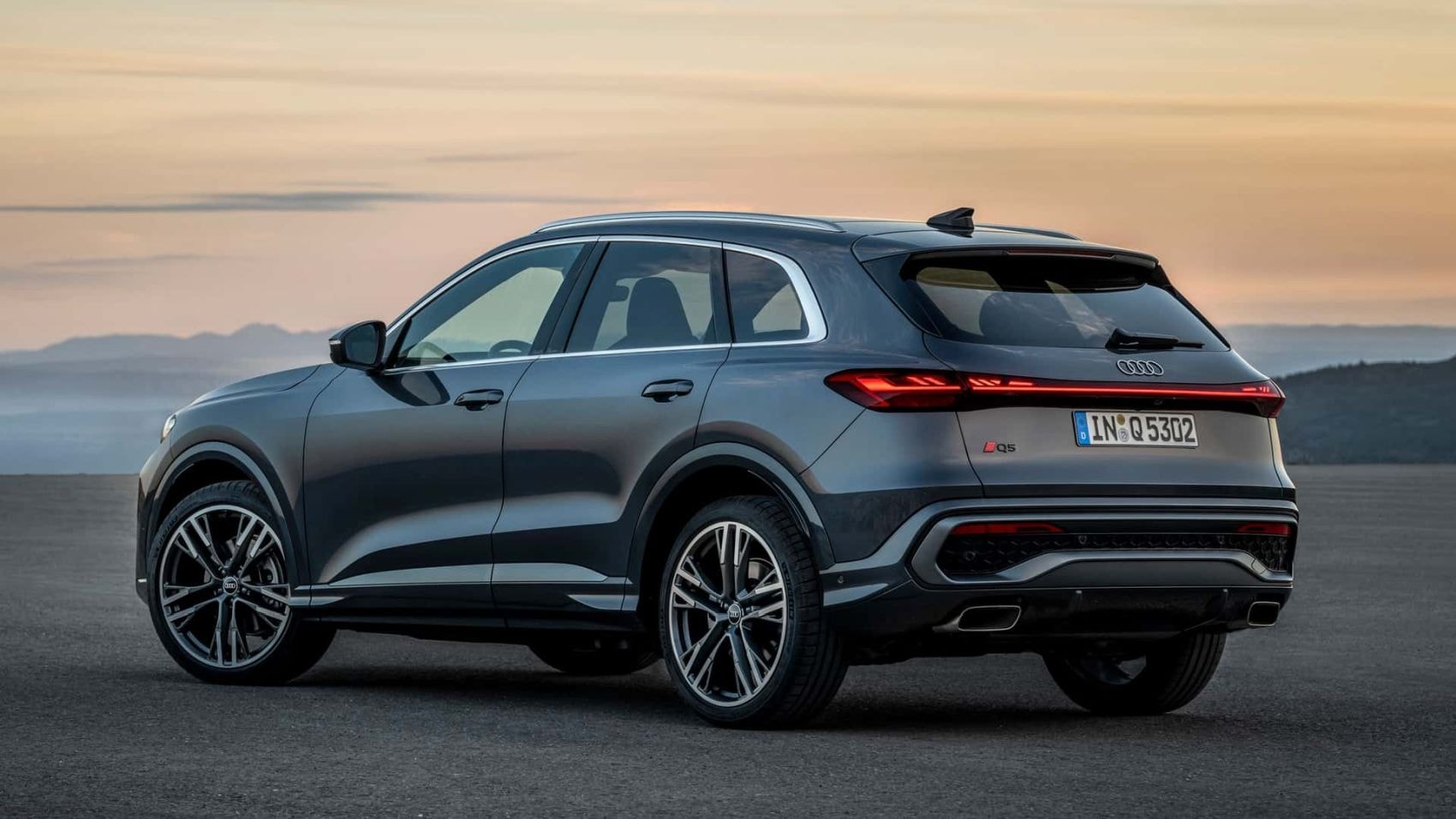 Vista trasera y lateral del Audi Q5 2023, destacando su diseño elegante.