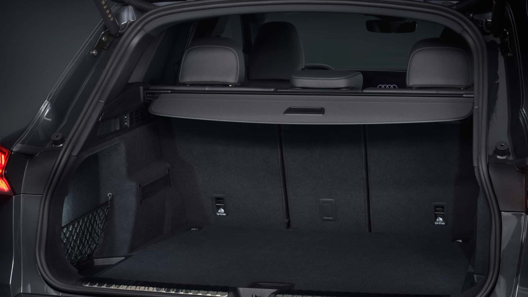 Vista de los asientos traseros del Audi Q5, mostrando su espacio y confort.