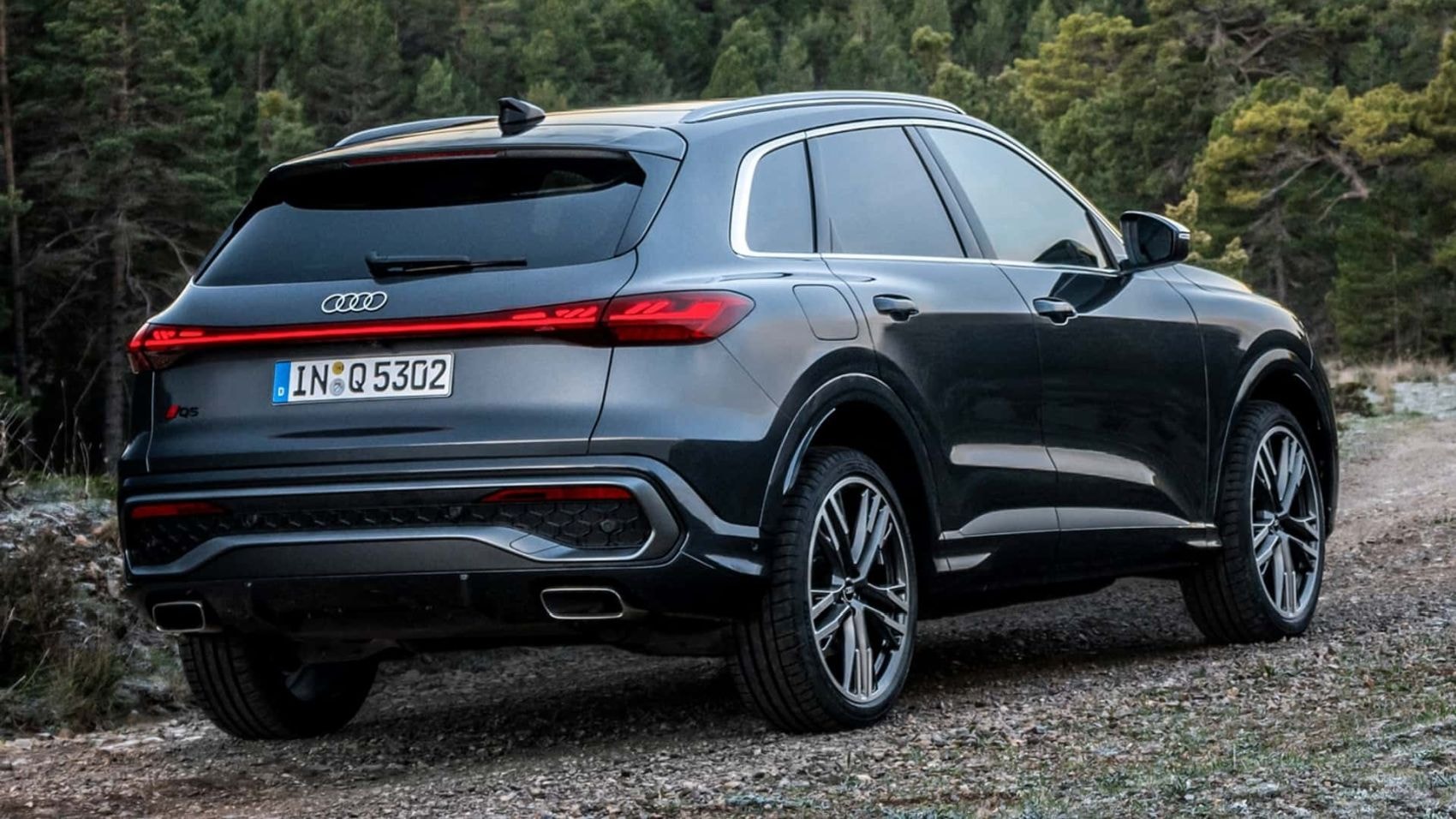Audi Q5 en movimiento, mostrando su potencia y diseño dinámico.