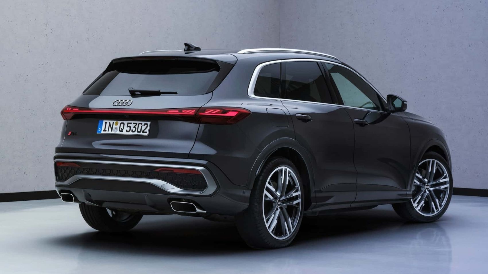 Vista lateral del Audi Q5, mostrando su elegante diseño y líneas contemporáneas.