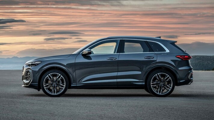 Vista frontal del Audi Q5 mostrando su diseño moderno y elegante. Vista frontal del Audi Q5 mostrando su diseño moderno y elegante.