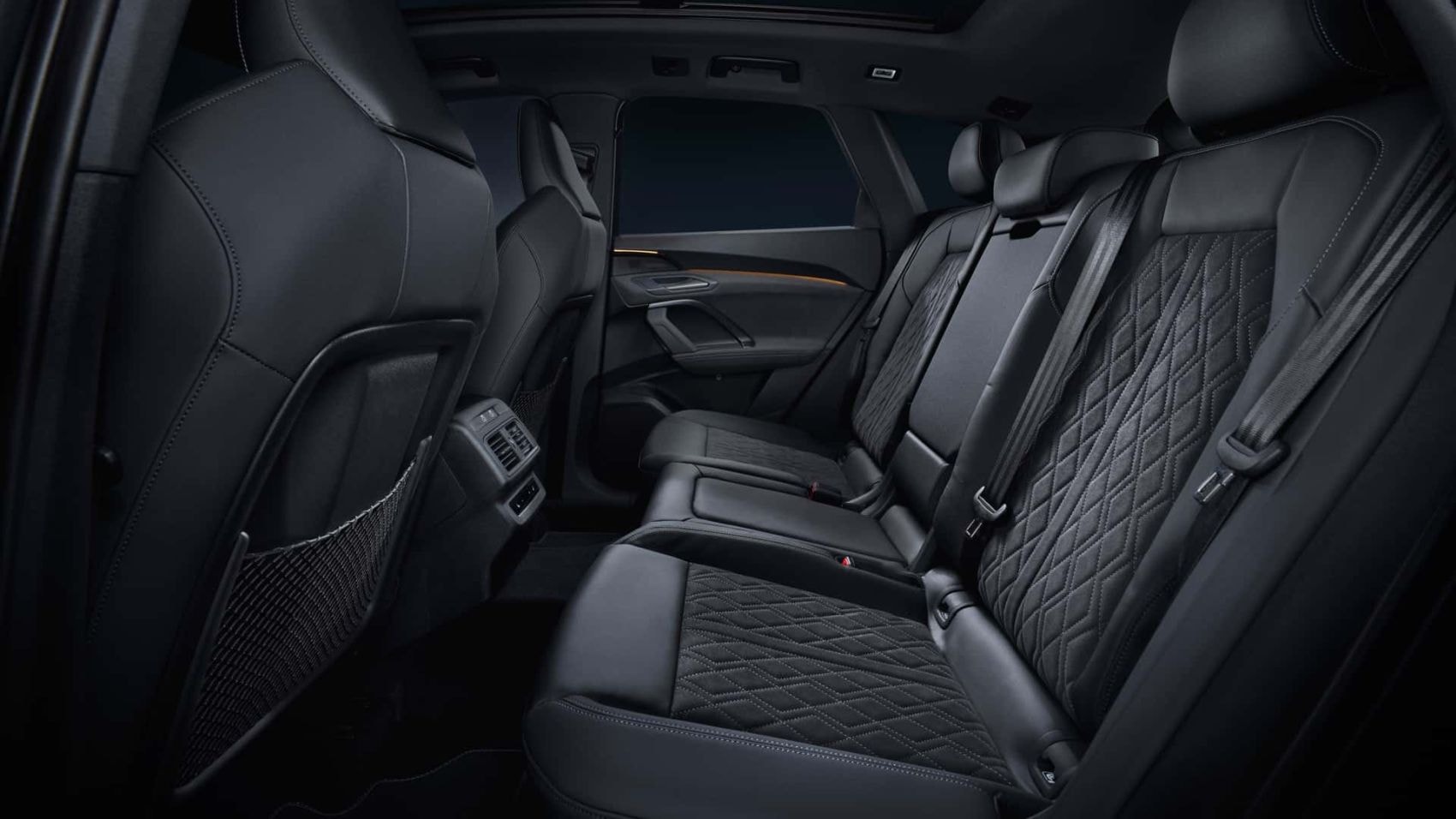 Detalle de la consola de la puerta del Audi Q5, con controles intuitivos.