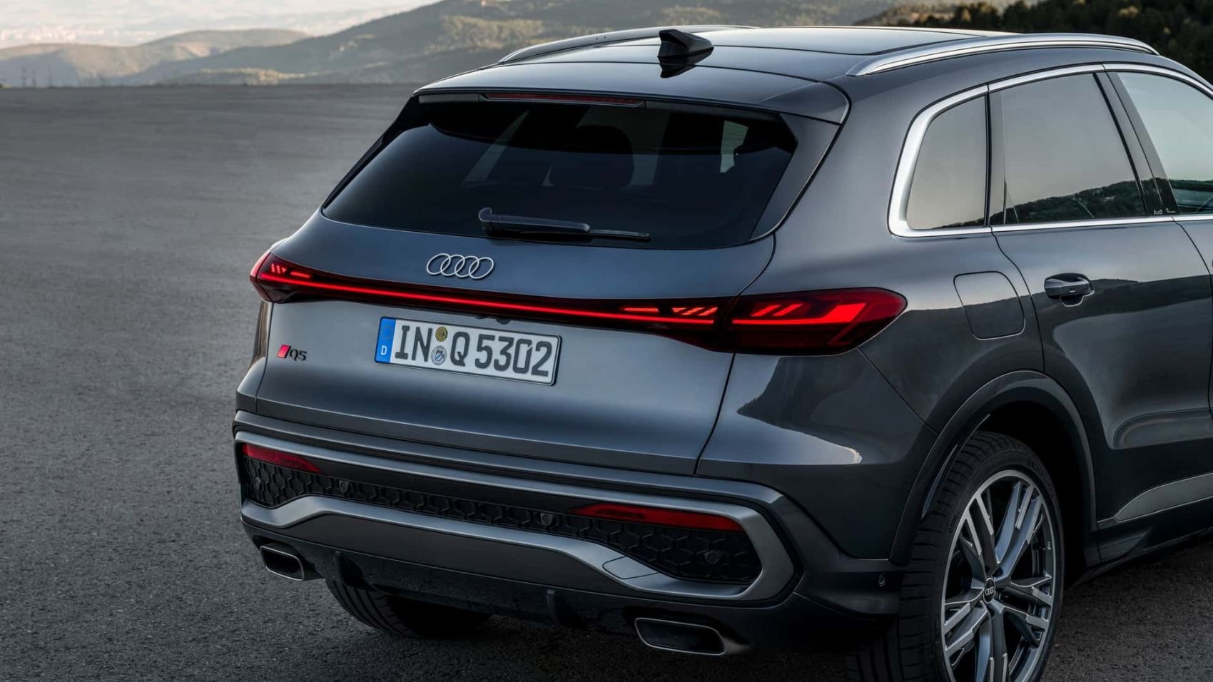 Vista trasera del Audi Q5 con detalles destacados y un diseño sofisticado.