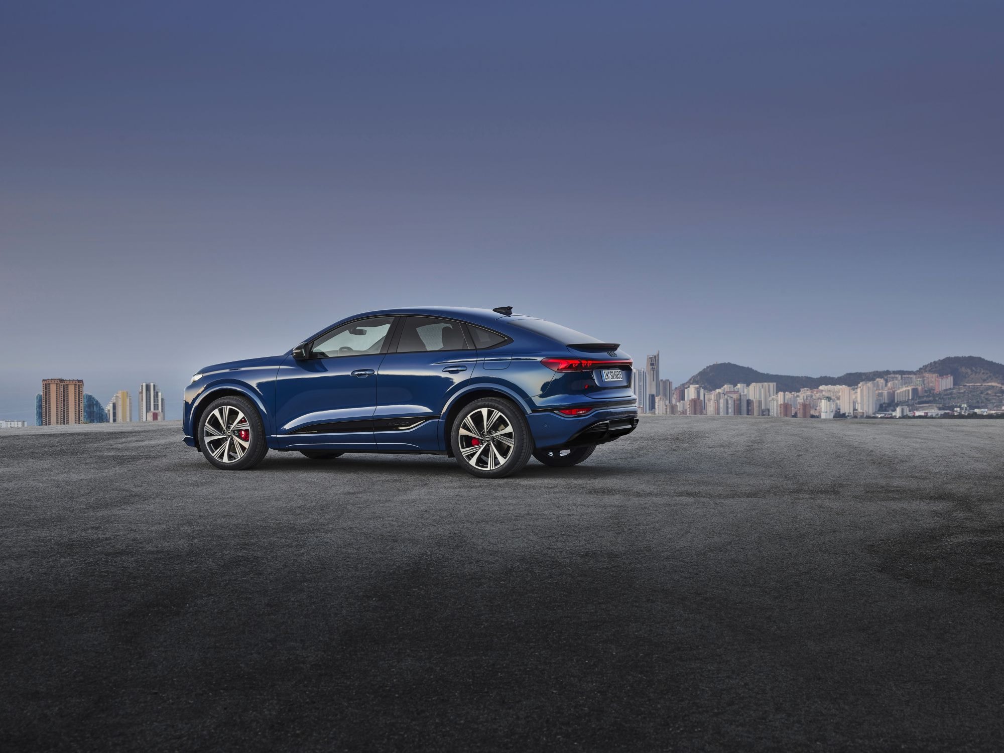 Vista trasera del Audi Q6 Sportback mostrando su elegante diseño.