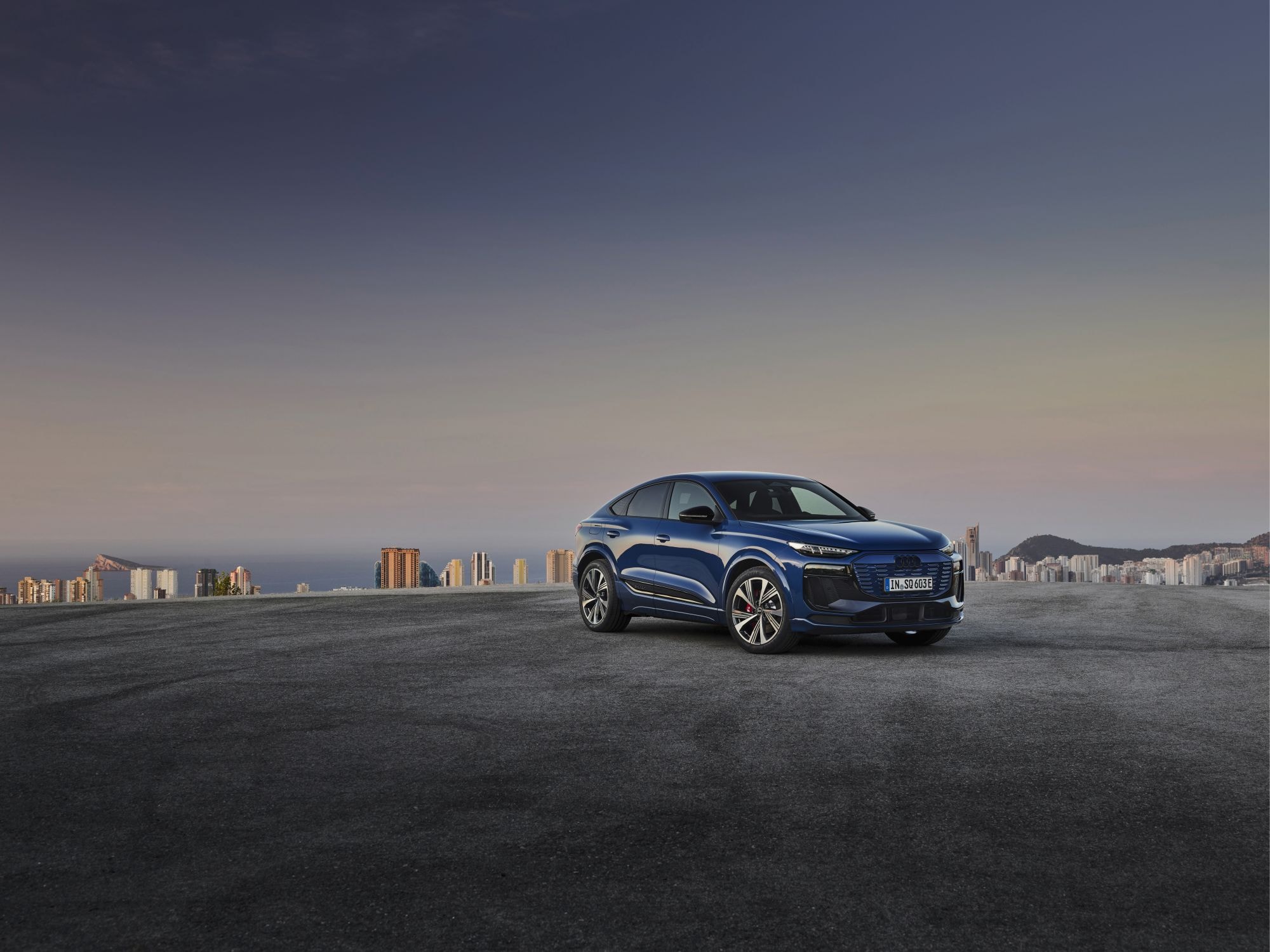 Perspectiva lateral del Audi Q6 Sportback, reflejando su robustez.