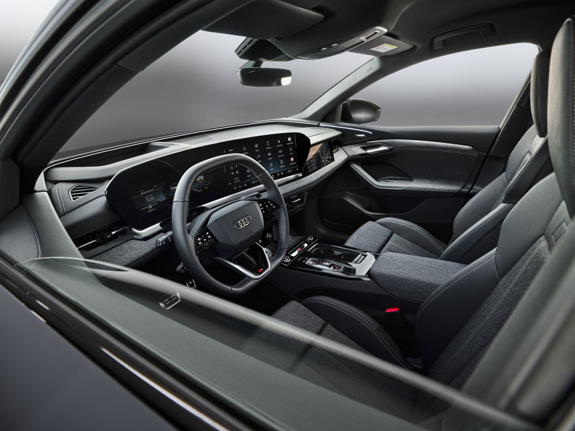 Carga rápida de modelos Audi Q6 en un entorno natural, fusionando tecnología y ecología.