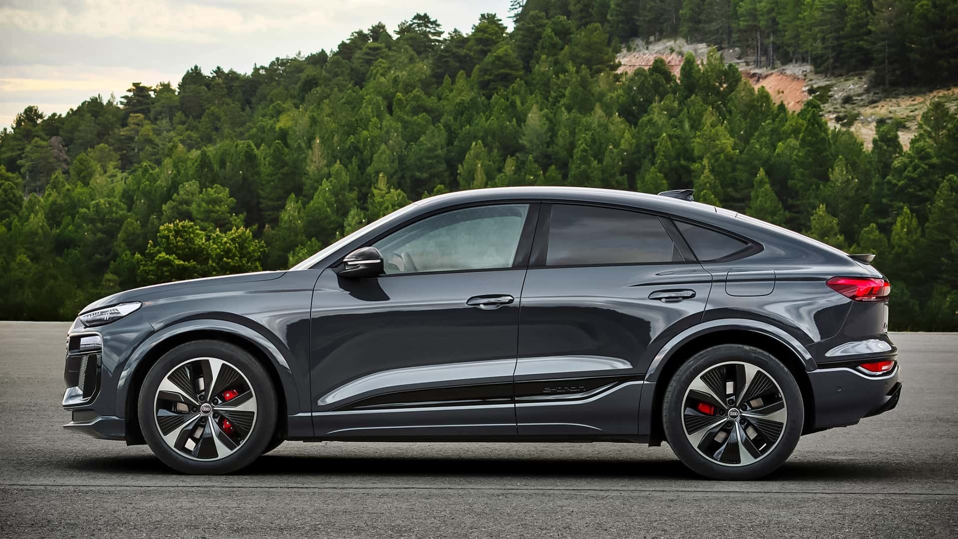Vista lateral y frontal del Audi Q6 Sportback, resalta su diseño deportivo.