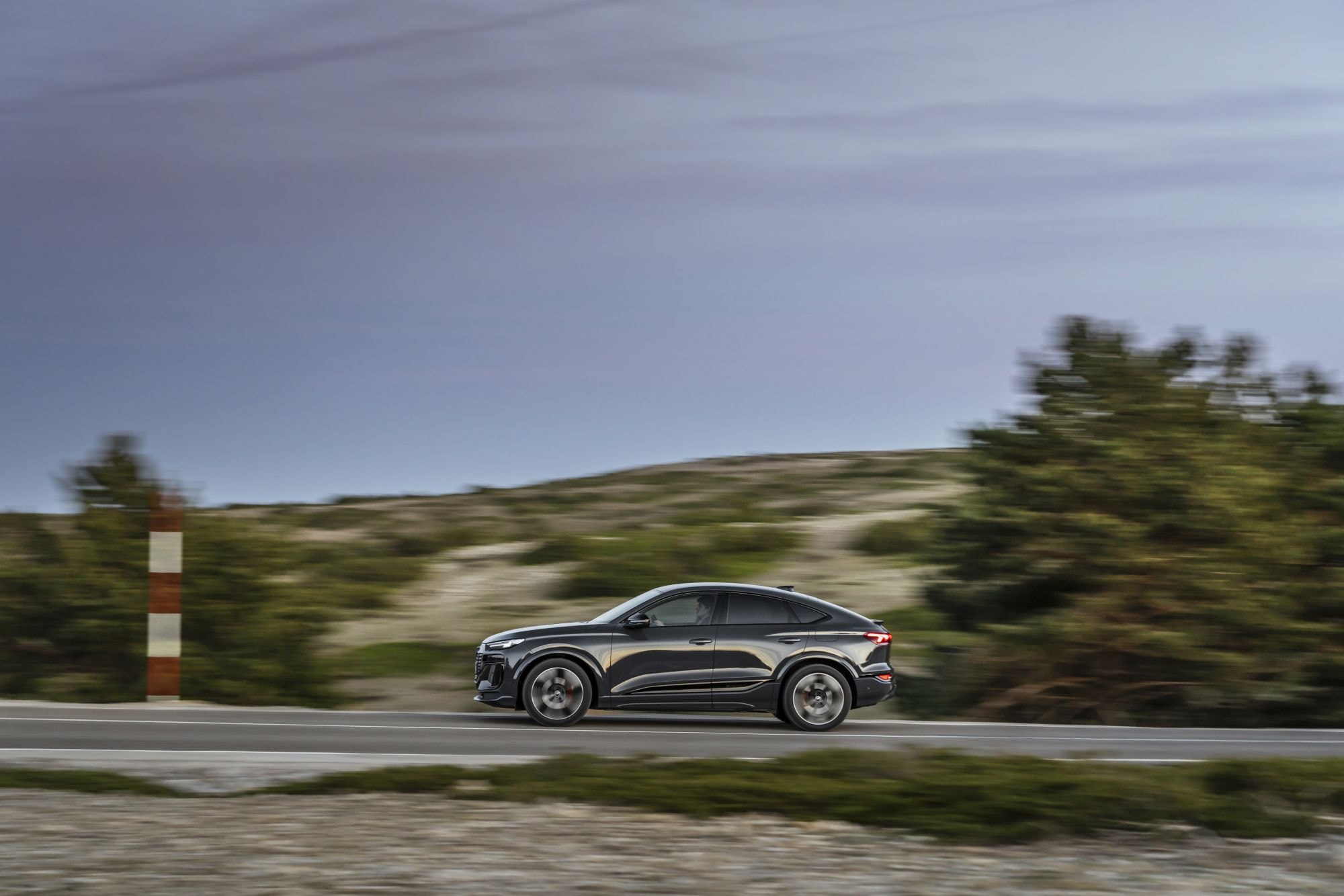 Audi Q6 Sportback estacionado, resalta su sofisticado diseño.