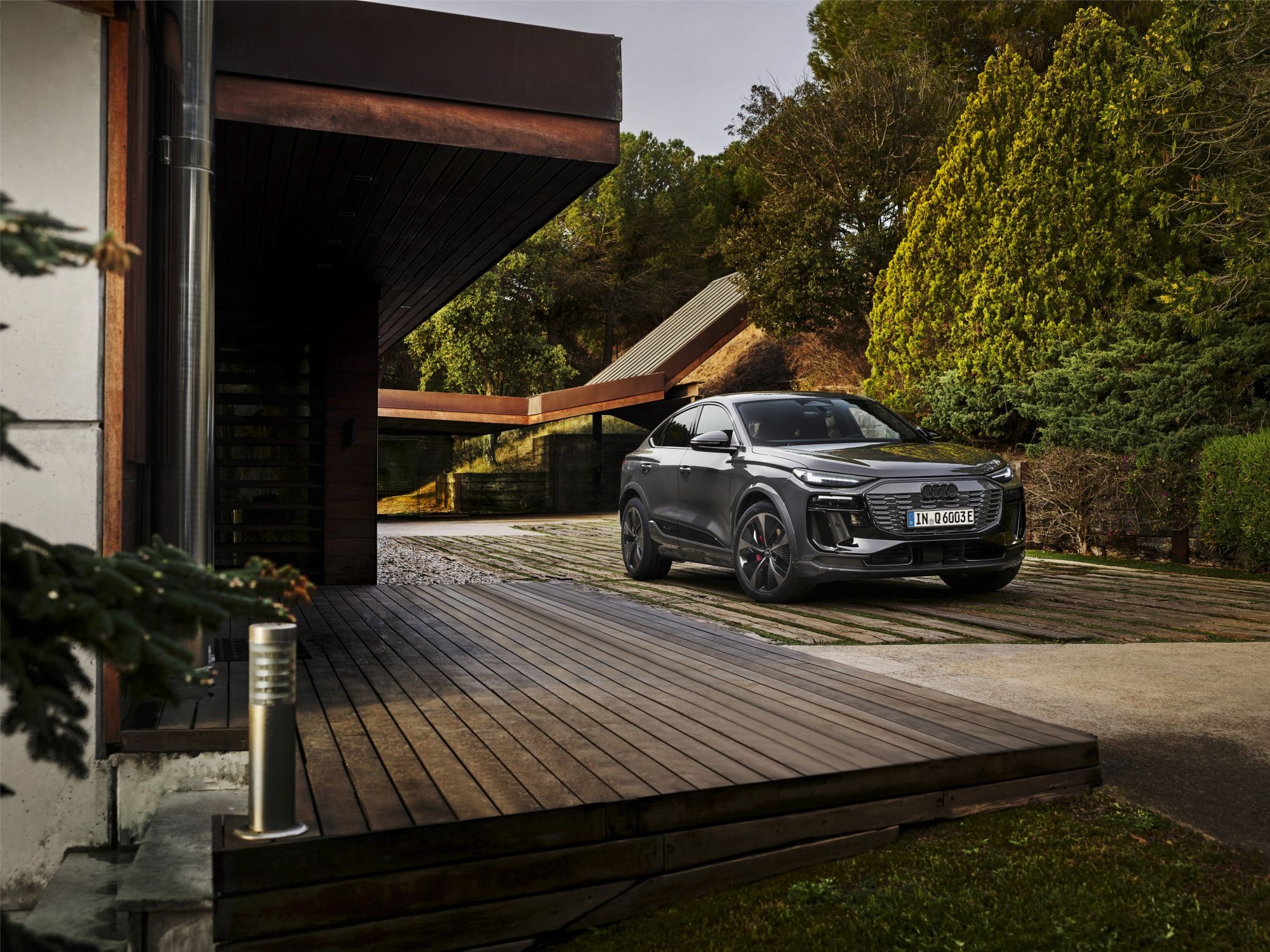 Vista lateral del Audi Q6 Sportback, mostrando su silueta deportiva y elegante.