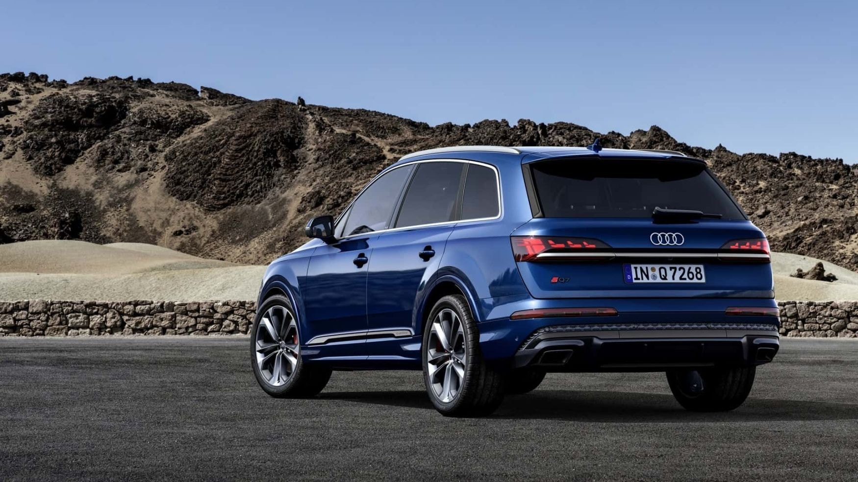 Perspectiva frontal del Audi Q7, resaltando su parrilla distintiva.