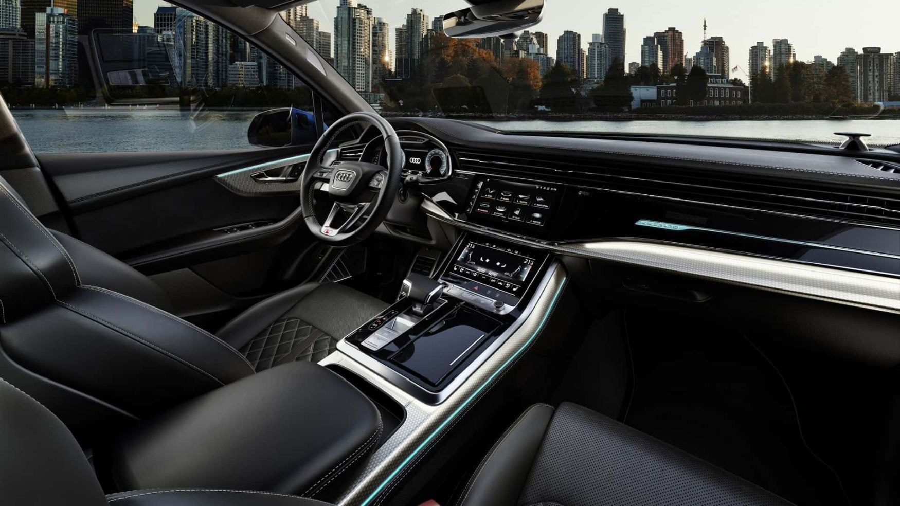 Vista trasera centrada del Audi Q7, acentuando su robustez.