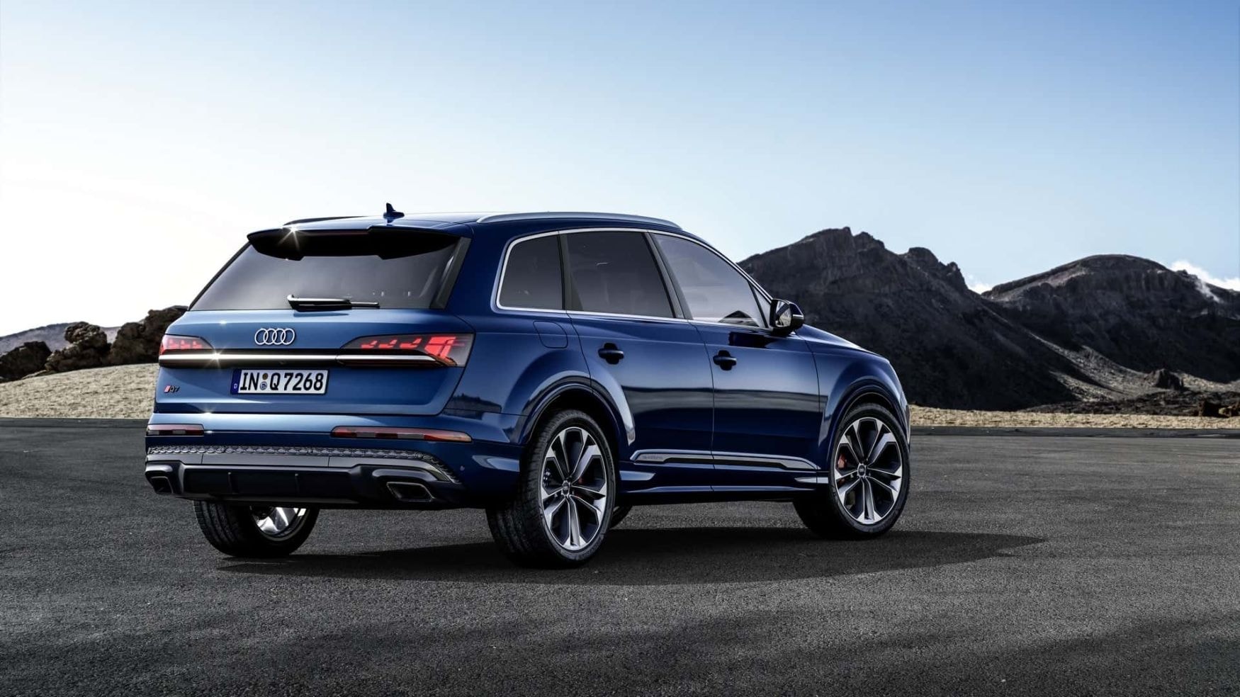 Primer plano del selector de marchas y controles medios.