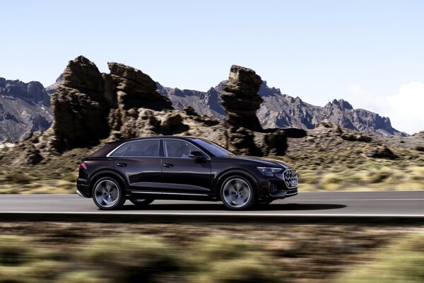 Imagen dinámica del Audi Q8 híbrido mostrando su diseño lateral. Imagen dinámica del Audi Q8 híbrido mostrando su diseño lateral.