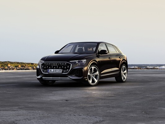 El Audi Q8 híbrido posa con su frontal imponente y característico.