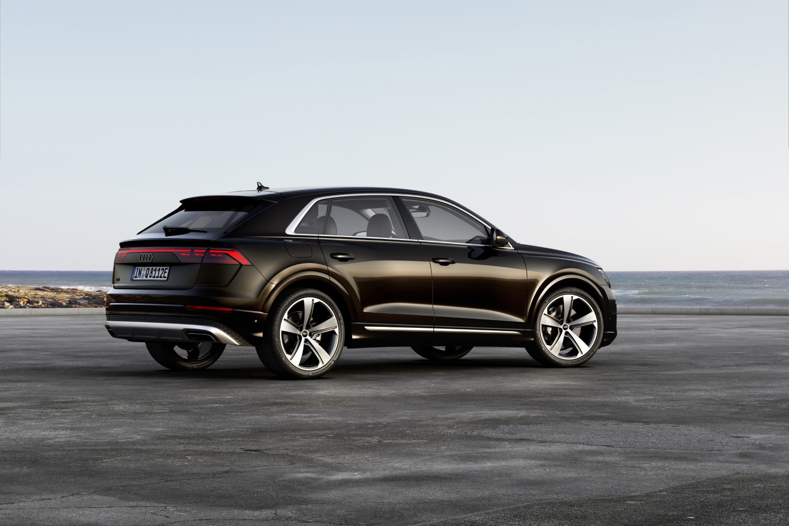 La trasera y lateral del Audi Q8 híbrido, combinando elegancia y fuerza.