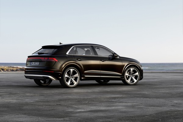 La trasera y lateral del Audi Q8 híbrido, combinando elegancia y fuerza. La trasera y lateral del Audi Q8 híbrido, combinando elegancia y fuerza.
