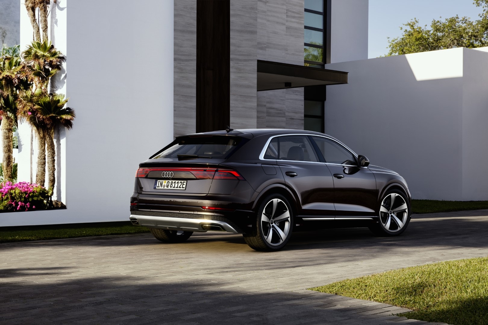 Trasera del Audi Q8 Híbrido destacando su diseño estilizado y luces LED distintivas.