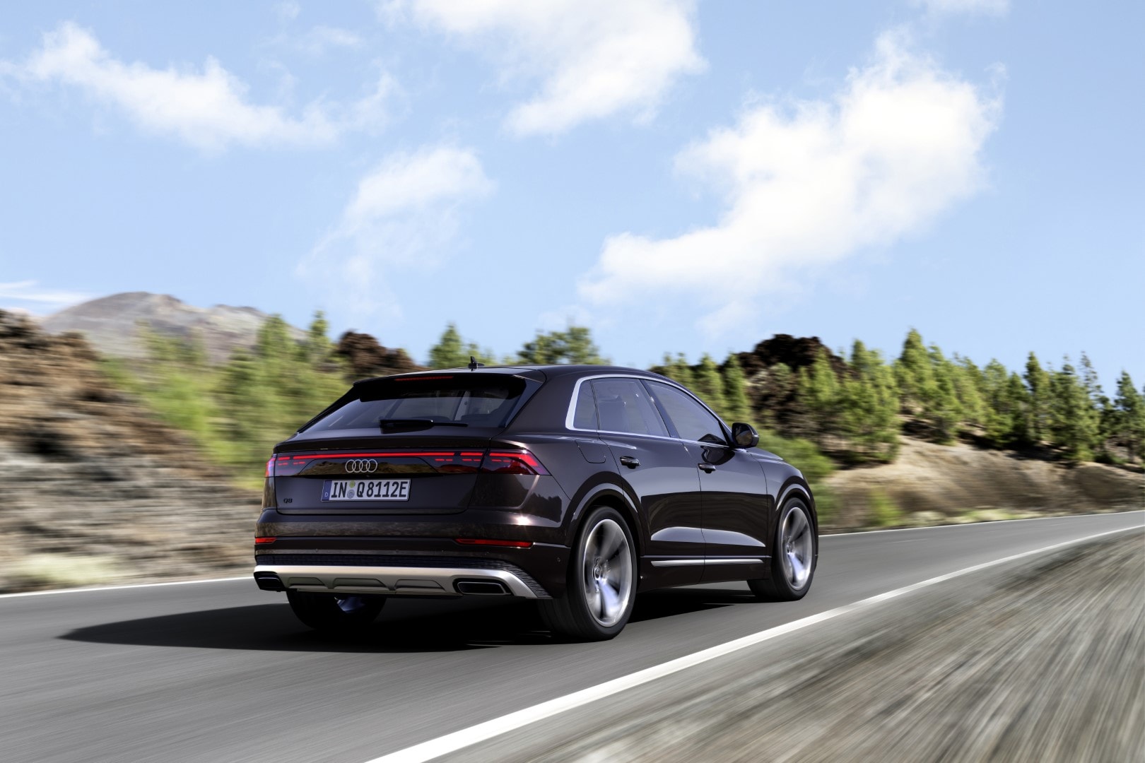 Trasera del Audi Q8 Híbrido mostrando su diseño dinámico y líneas deportivas.