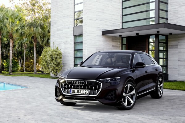 Vista frontal del Audi Q8 híbrido, integrando tecnología y diseño vanguardista. Vista frontal del Audi Q8 híbrido, integrando tecnología y diseño vanguardista.