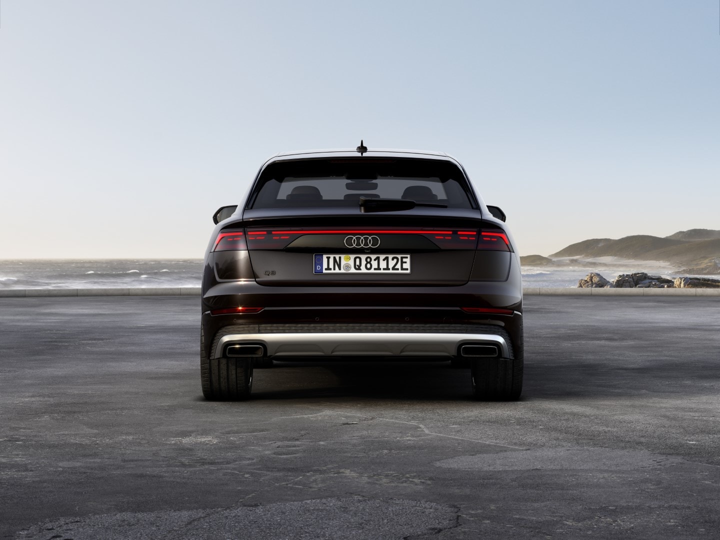 Vista trasera del Audi Q8 Híbrido destacando su diseño dinámico.