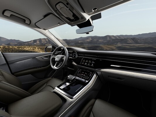 Interior del Audi Q8 híbrido con acabados premium y ergonomía destacada. Interior del Audi Q8 híbrido con acabados premium y ergonomía destacada.