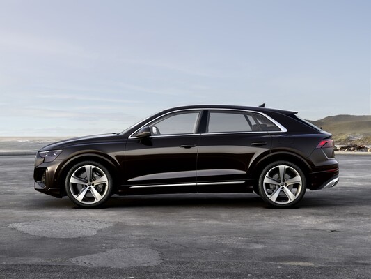 Perfil lateral del Audi Q8 híbrido destacando su silueta elegante y moderna. Perfil lateral del Audi Q8 híbrido destacando su silueta elegante y moderna.