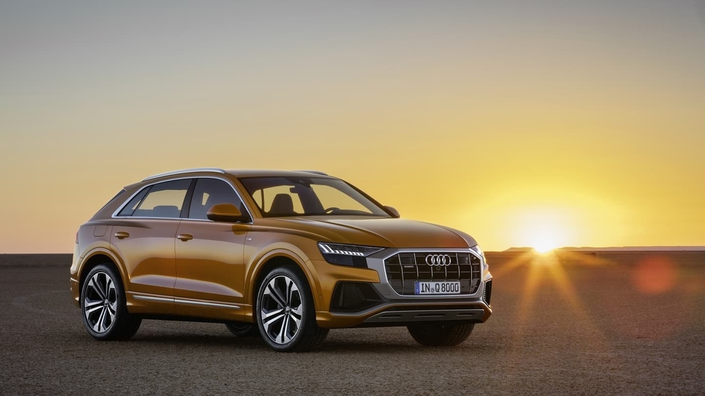 Audi Q8 al amanecer, énfasis en el diseño de la parrilla y el techo.