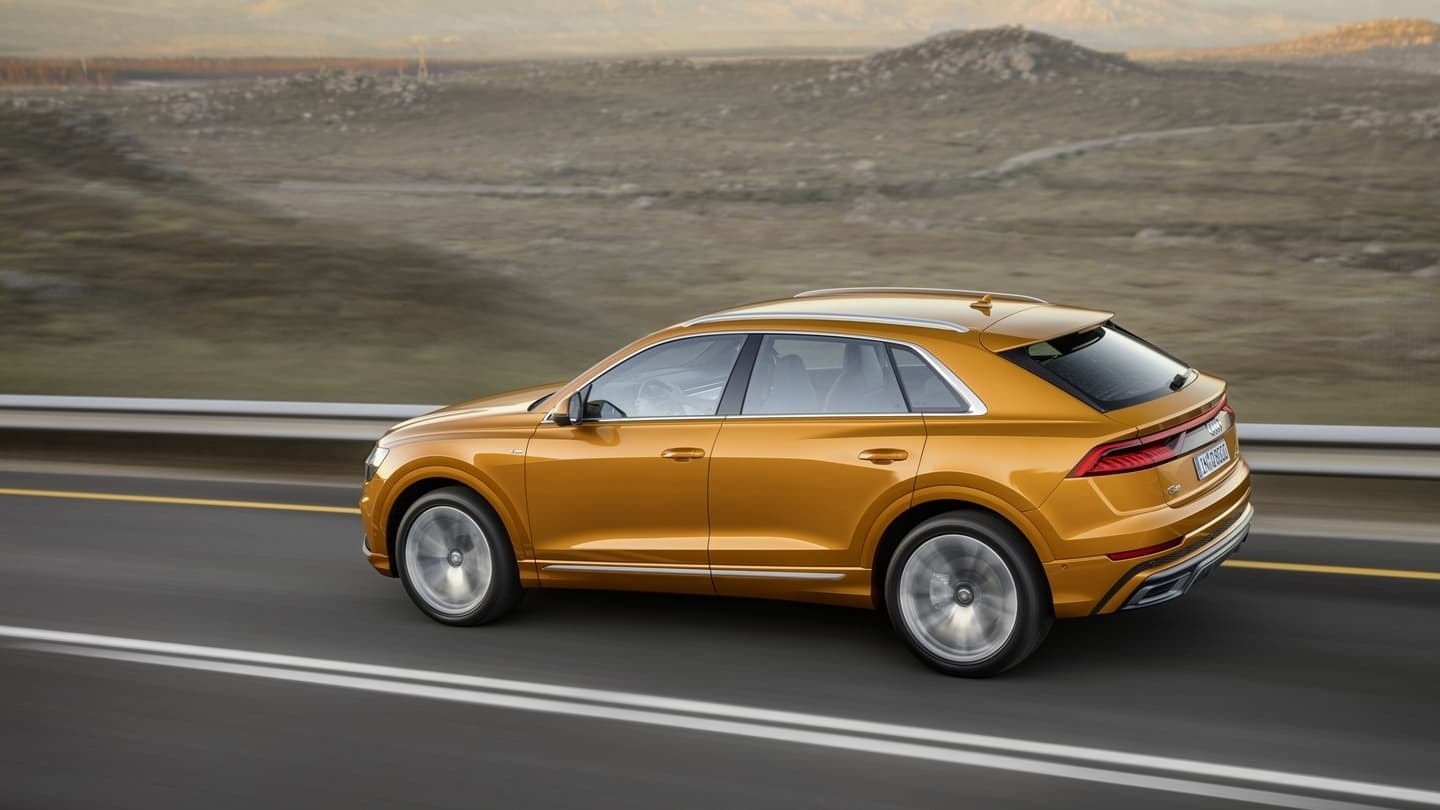 El Audi Q8 muestra su perfil dinámico y robusto en movimiento.