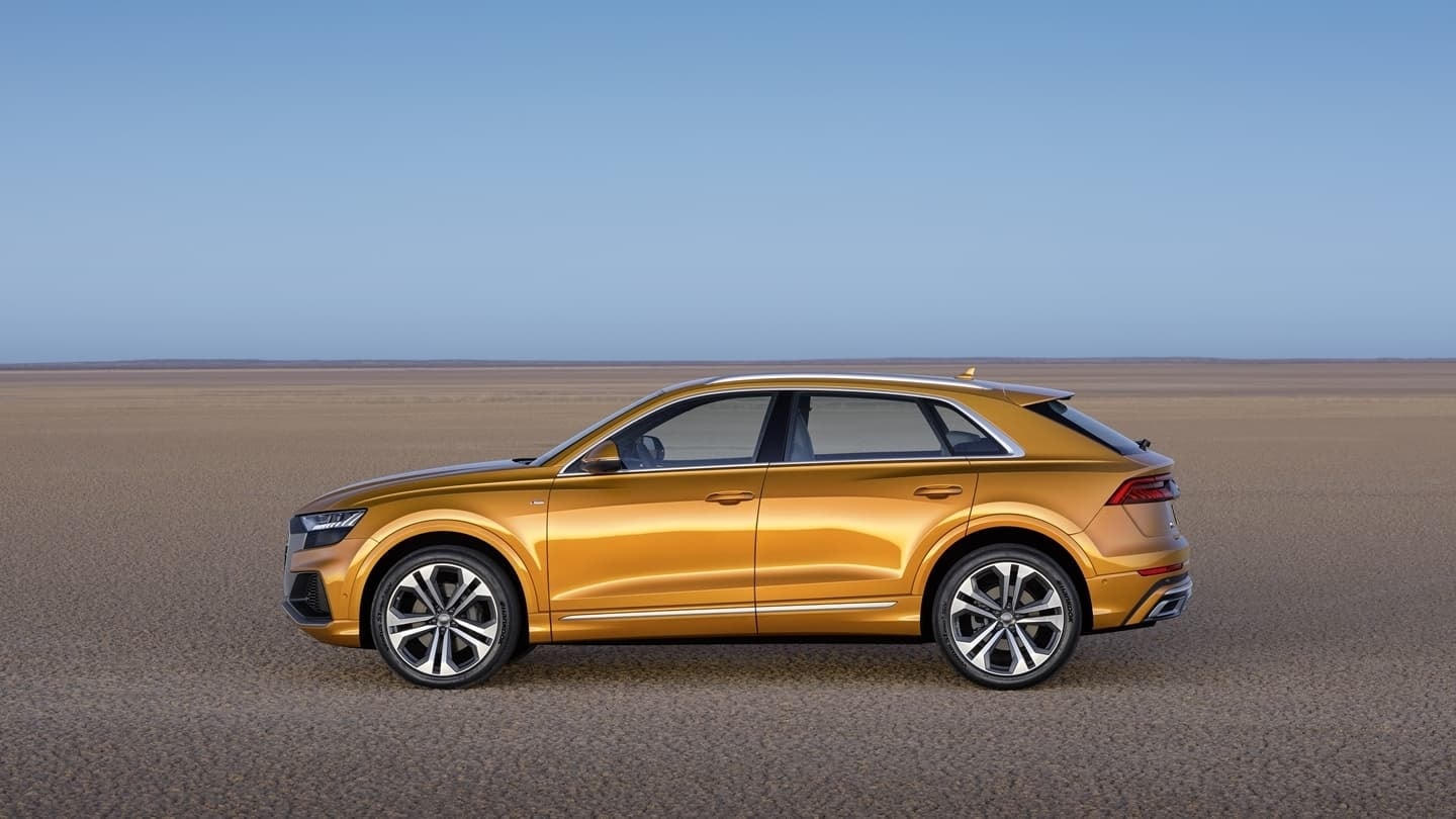 Líneas dinámicas y elegantes destacan en esta vista lateral del Audi Q8.