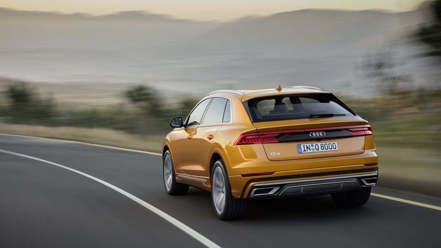 Trasera del Audi Q8 con líneas modernas y distintivas luces LED.